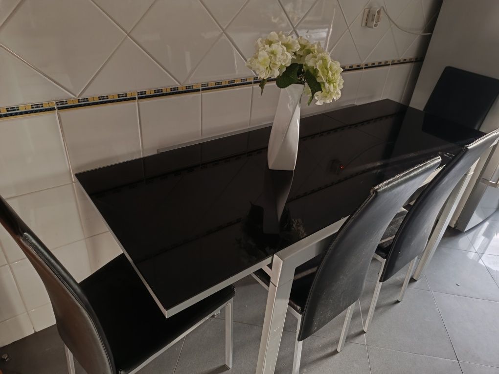 Mesa extensível preta de cozinha com cadeiras