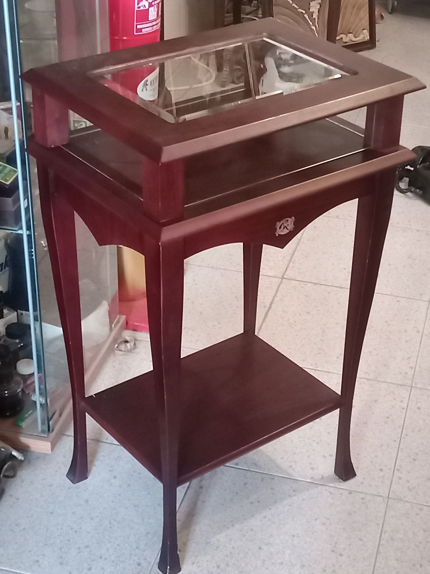 Mesa expositora vitrine em madeira e vidro biselado
