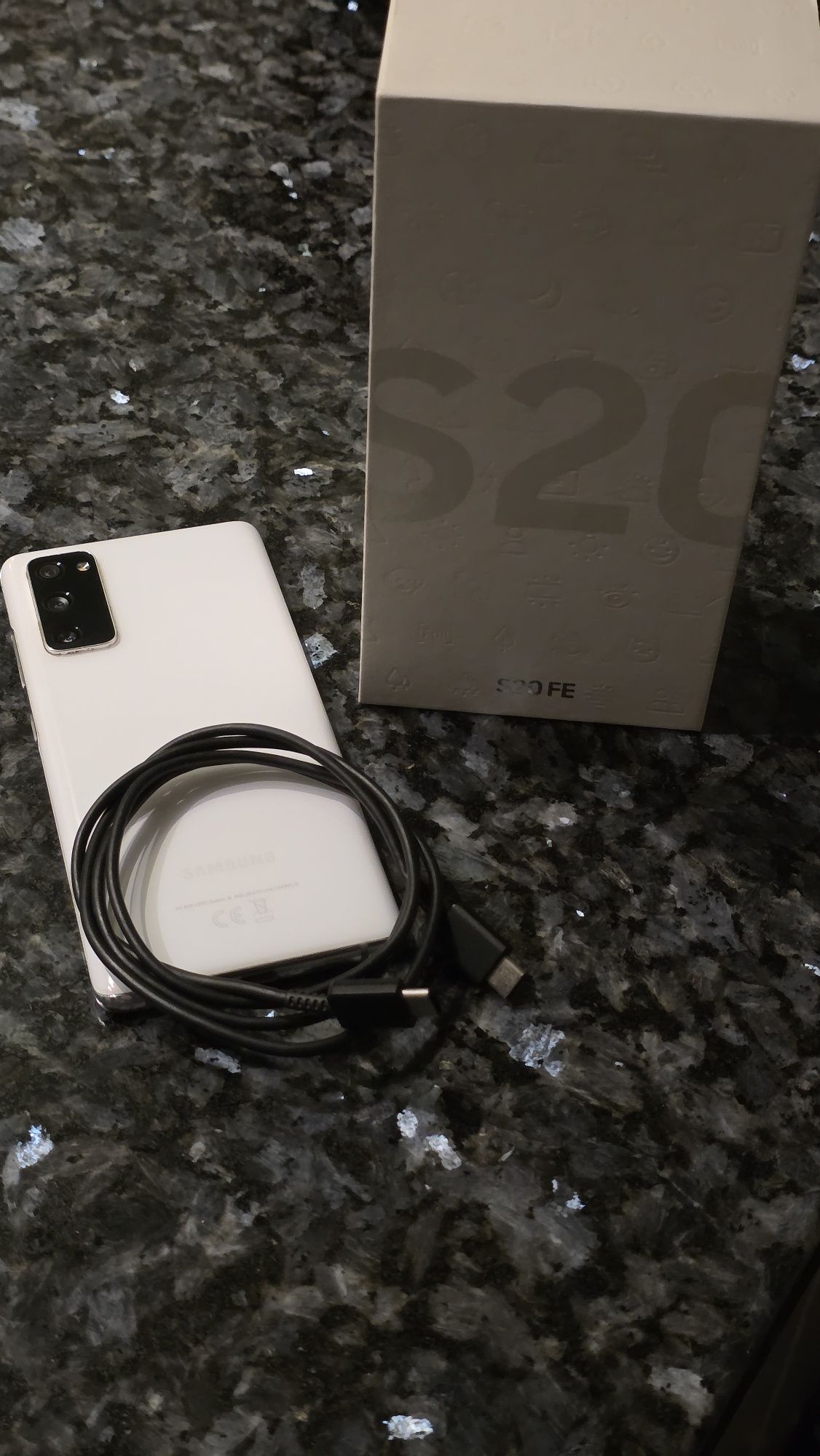 ..Samsung Galaxy S20 FE & Samsung Galaxy Buds +
