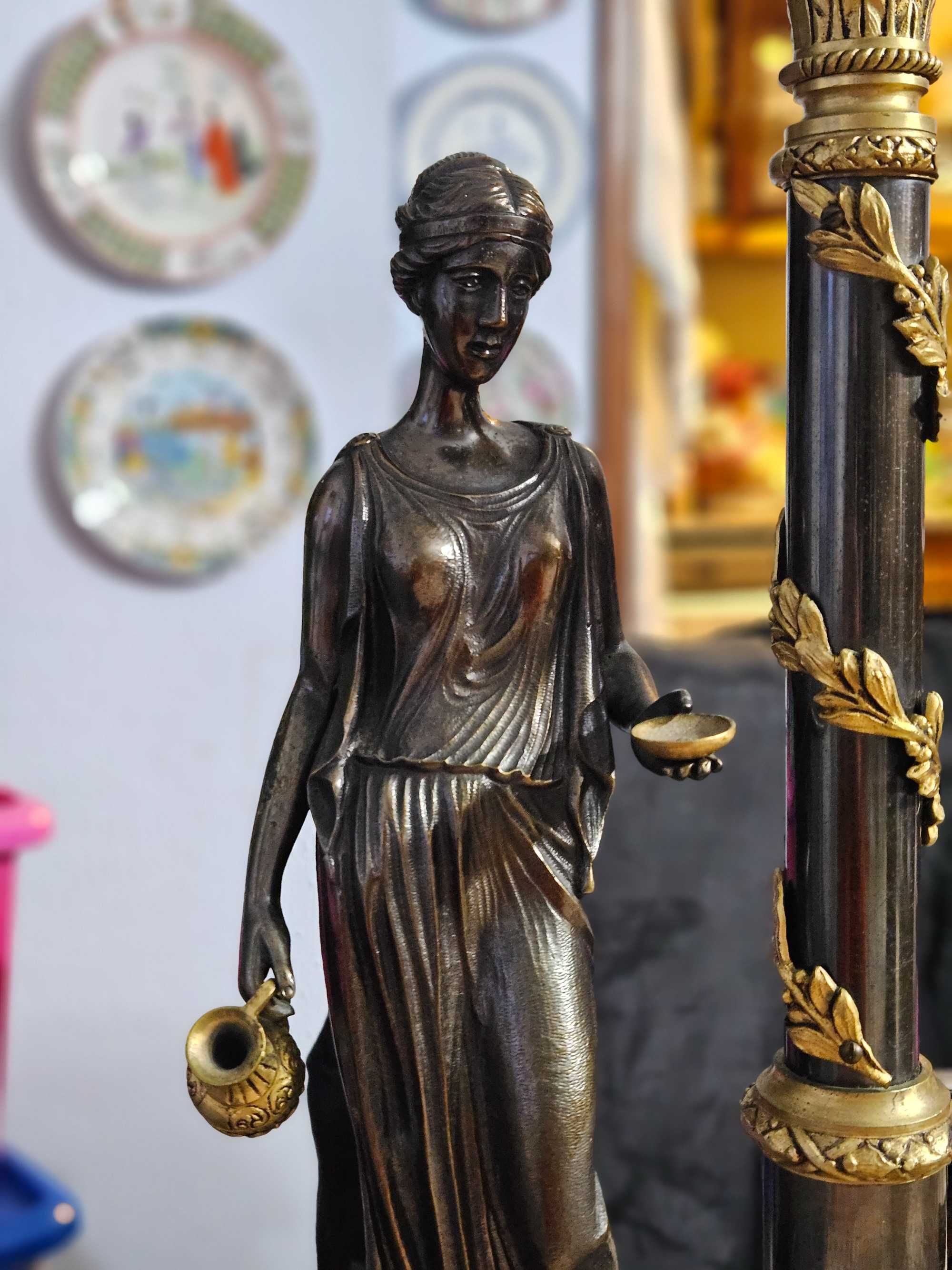 Candeeiro com estátua em latão