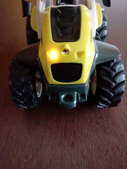 Traktor wydający dźwięki długość 19cm