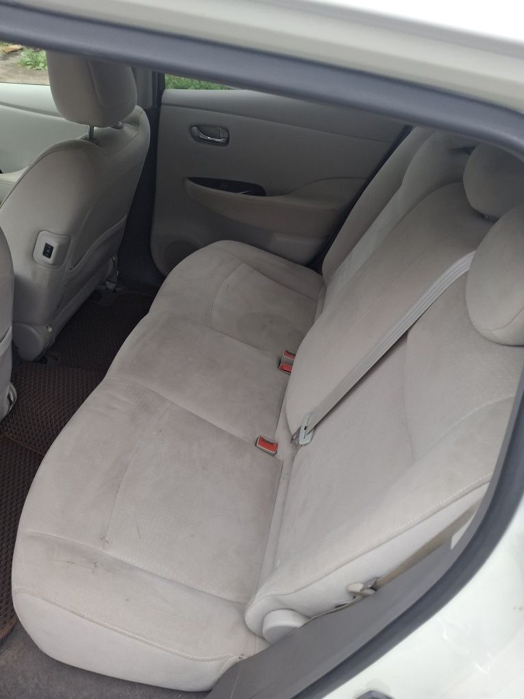 Nissan leaf 2011року
