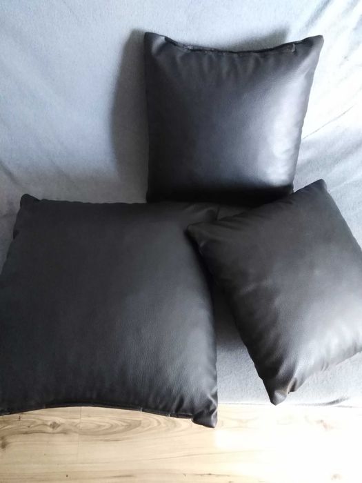 3 poduszki skórzane.
