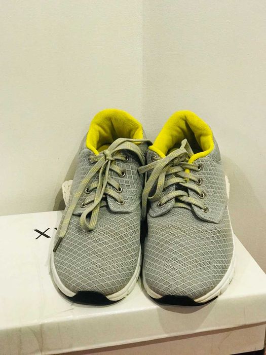 Кросівки весняні жіночі