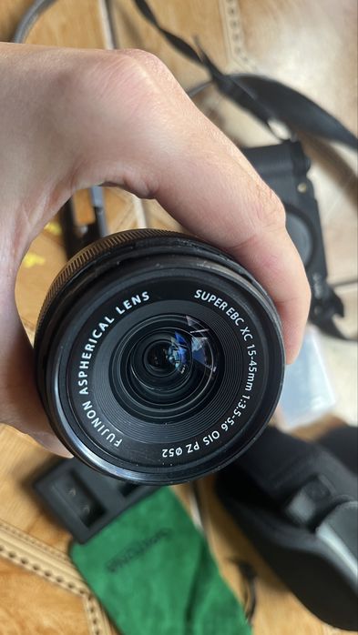 Fujifilm XM5 z obiektywem XC15-45 mm F3.5-5.6 OIS PZ i akcesoria