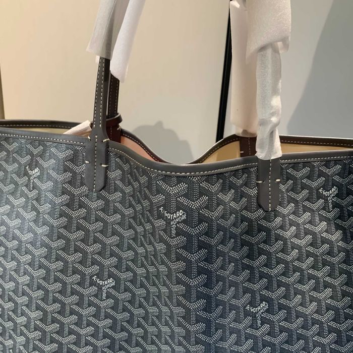 Torebka Goyard w szarym kolorze – modny must-have!