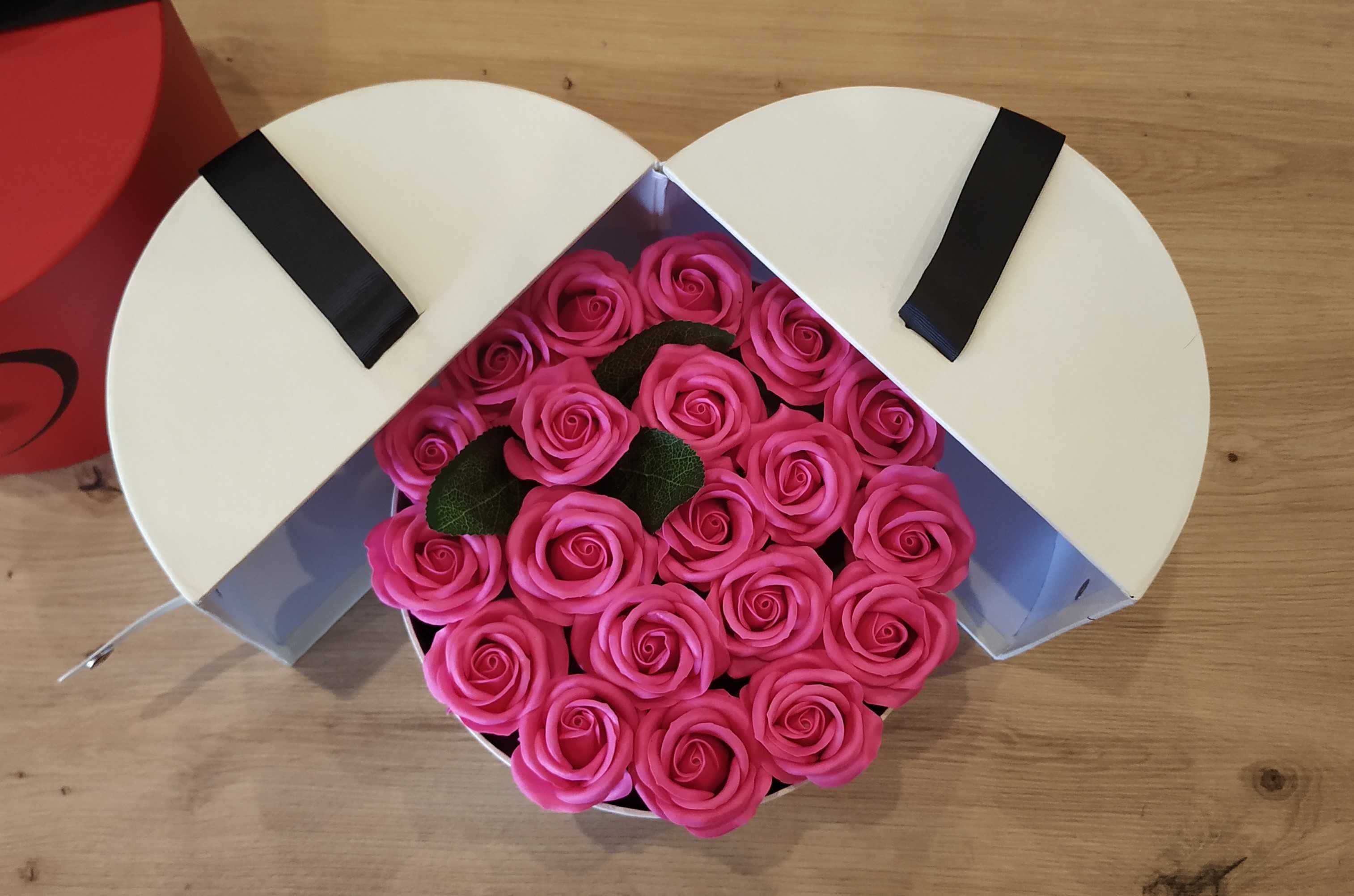 Caixa surpresa com rosas cor fúcsia de sabão