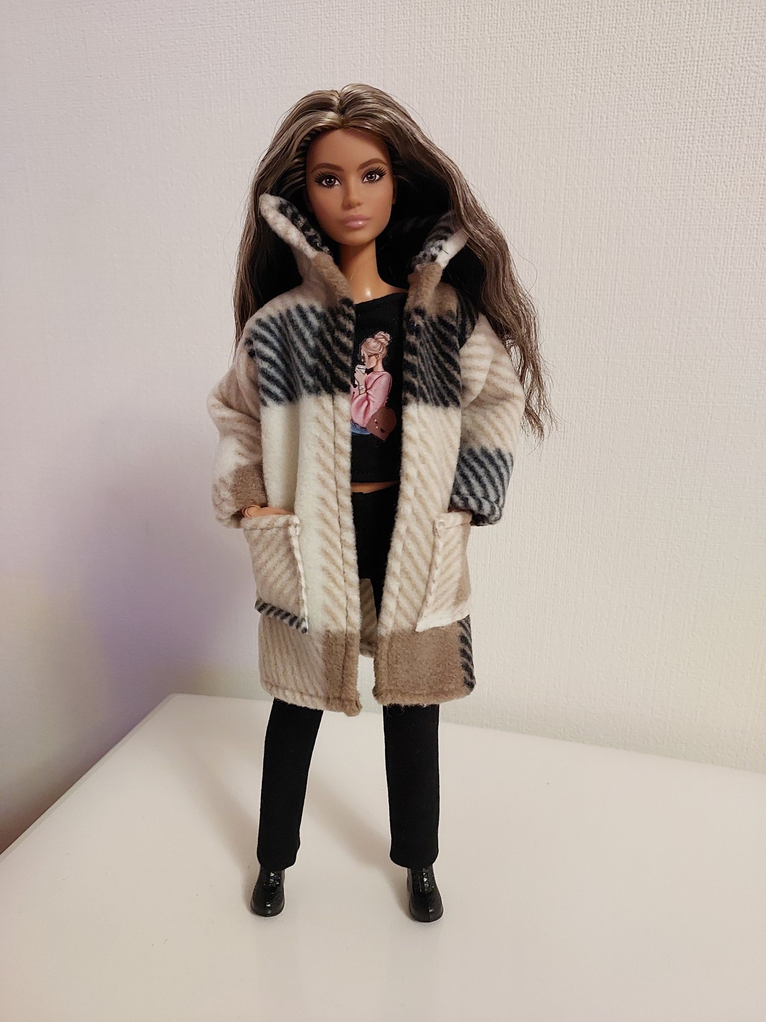 Пальто, шубка на Барби,одяг ляльковий на барбі,одежда на куклу барби