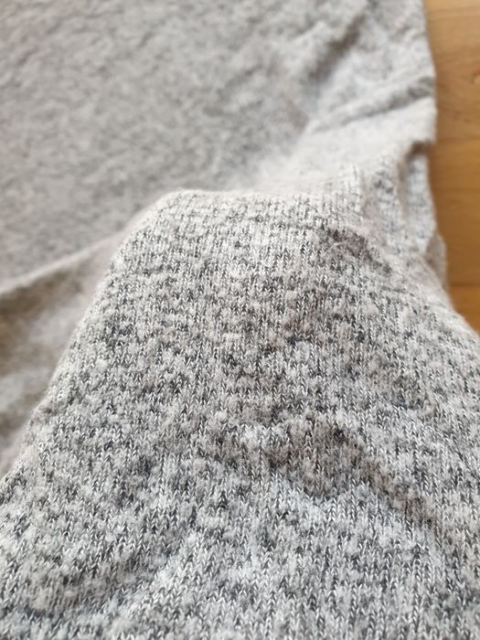 Szary sweterek damski Orsay z ozdobnymi rękawami koronka