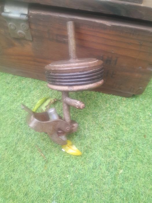 Antigo jarrican militar com bomba de combustível original