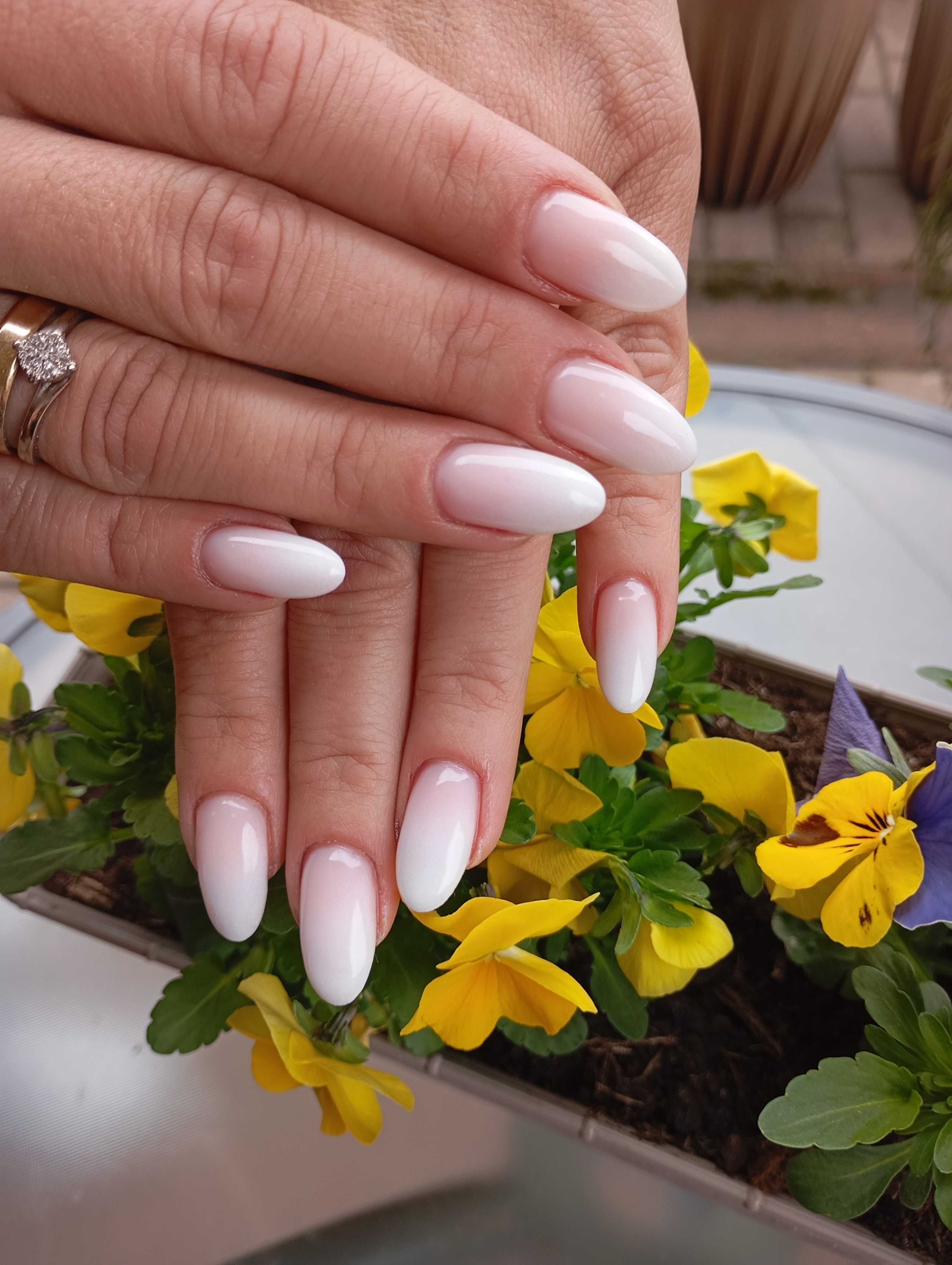 Manicure hybrydowy/ przedłużanie/ uzupełnienie