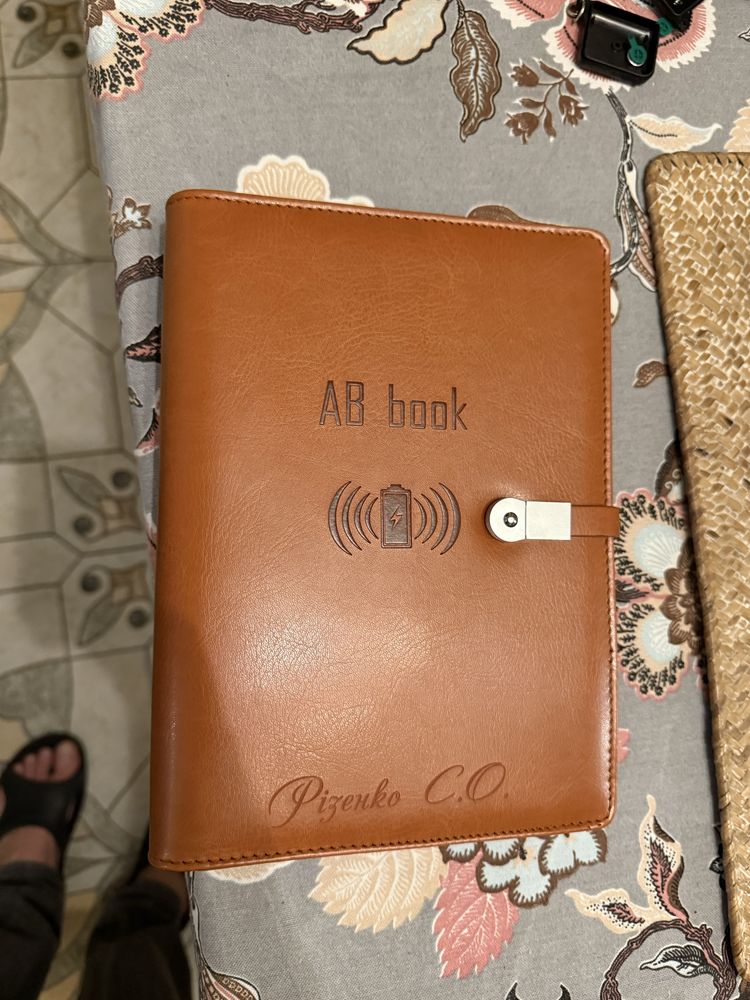 Блокнот AB book з вбудованим павербенком та флешкою