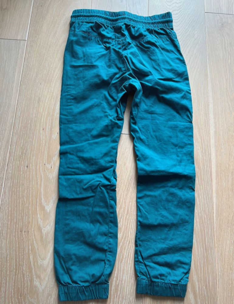 Spodnie joggery H&M 134 morskie zielone Joggersy cienkie bez zapięcia