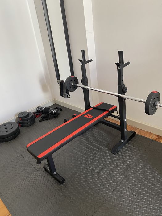Idealny zestaw do treningu w domu — ławka, sztanga, obciążenia
