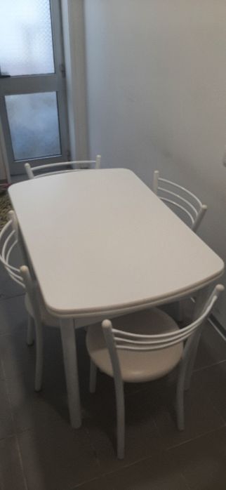 Mesa extensível com 4 cadeiras