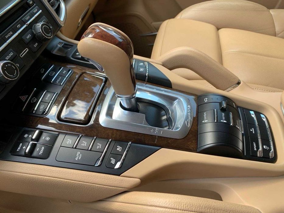 Porche Hybrid спорткар.