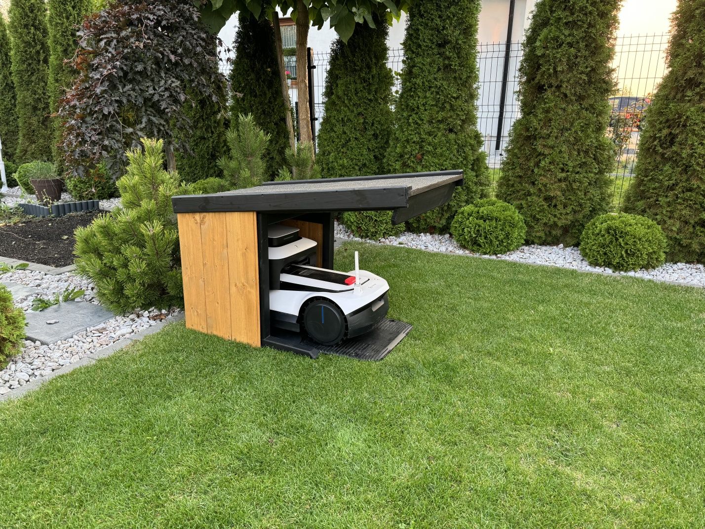 Drewniany Garaż na robot koszący