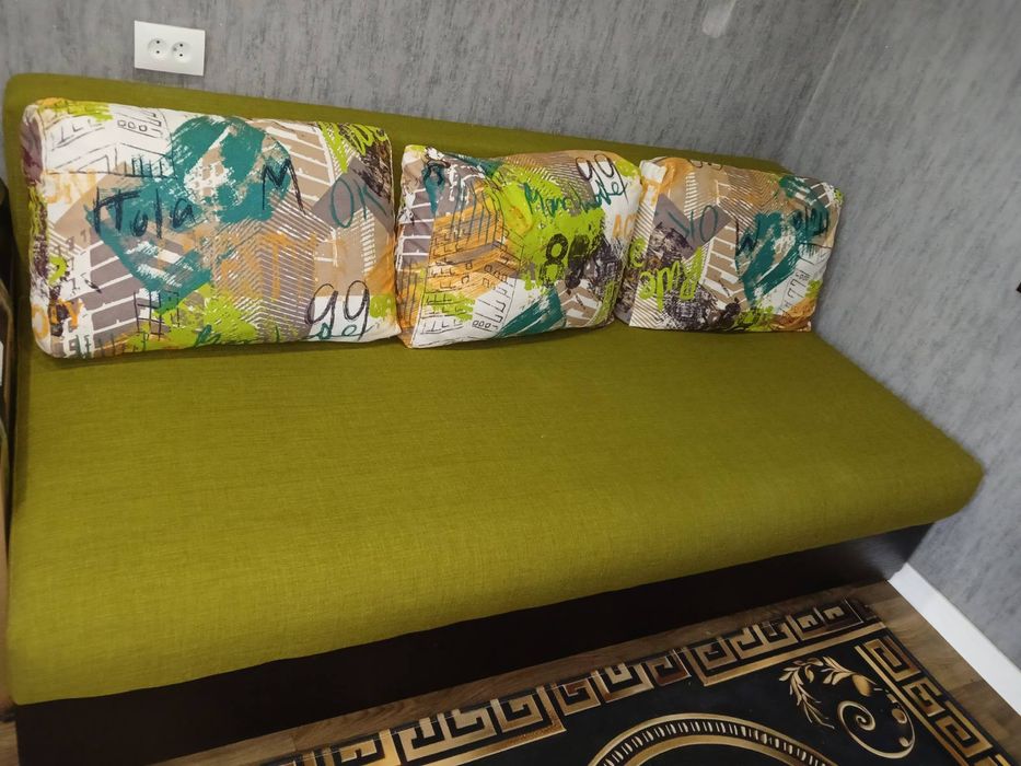 Диван для зала в хорошем состоянии светло зелёного цвета