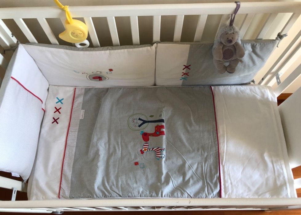 Cama de bebe com roupa de cama