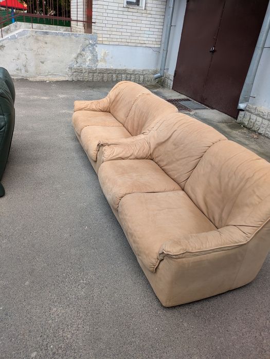 Продам два шкіряних дивана з Німеччини