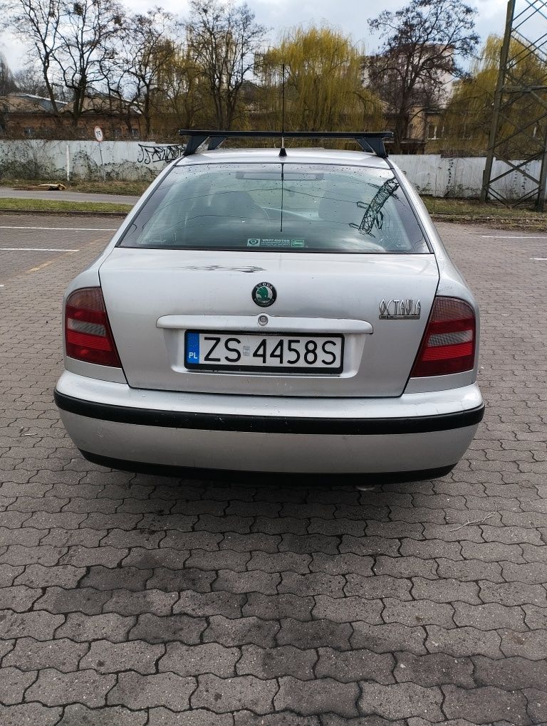 Skoda Octavia rok 2000 1.6 benzyna ważne OC i pt