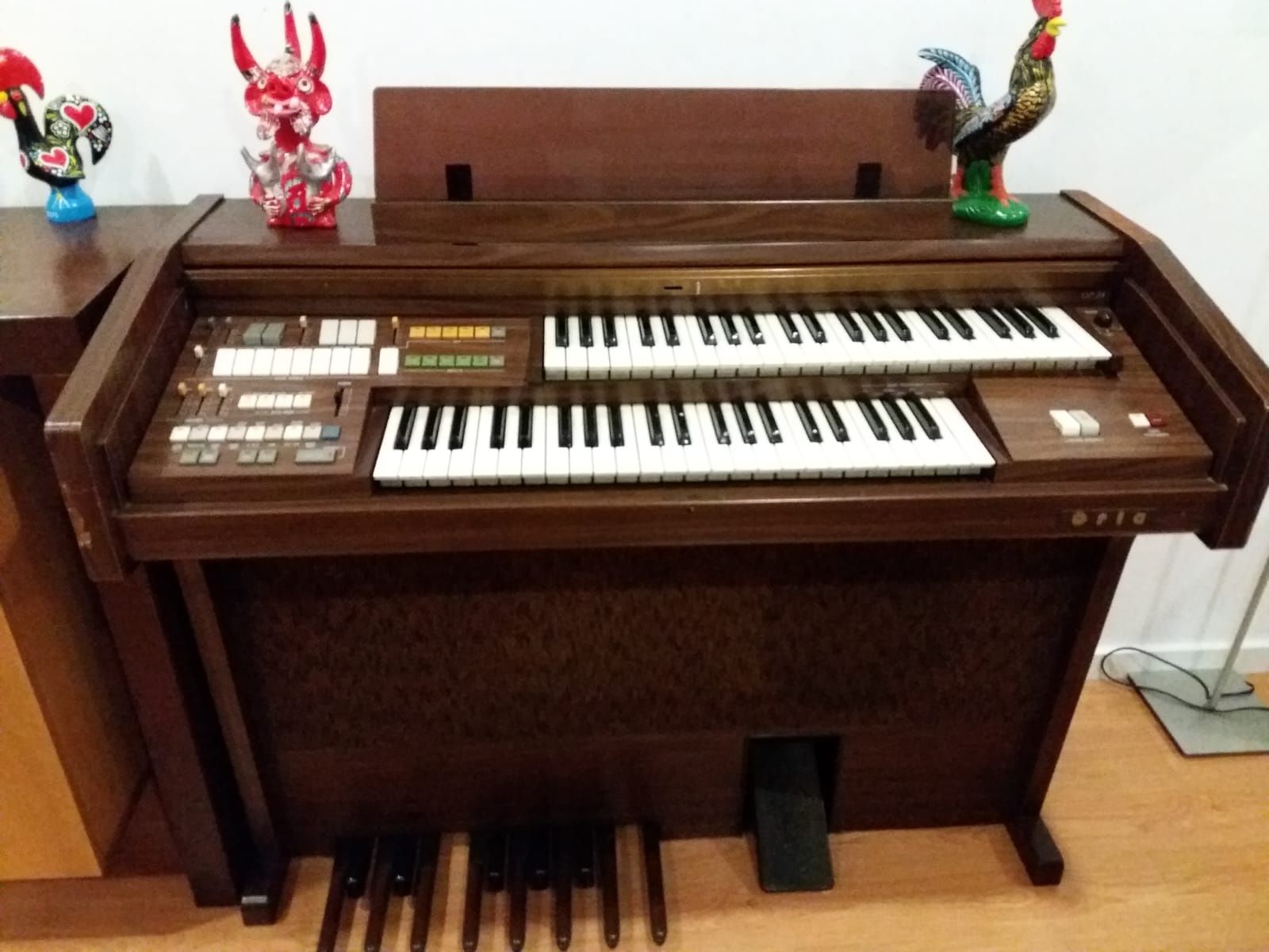 PIANO DE SALA cor castanho, com 2 teclados e pedais