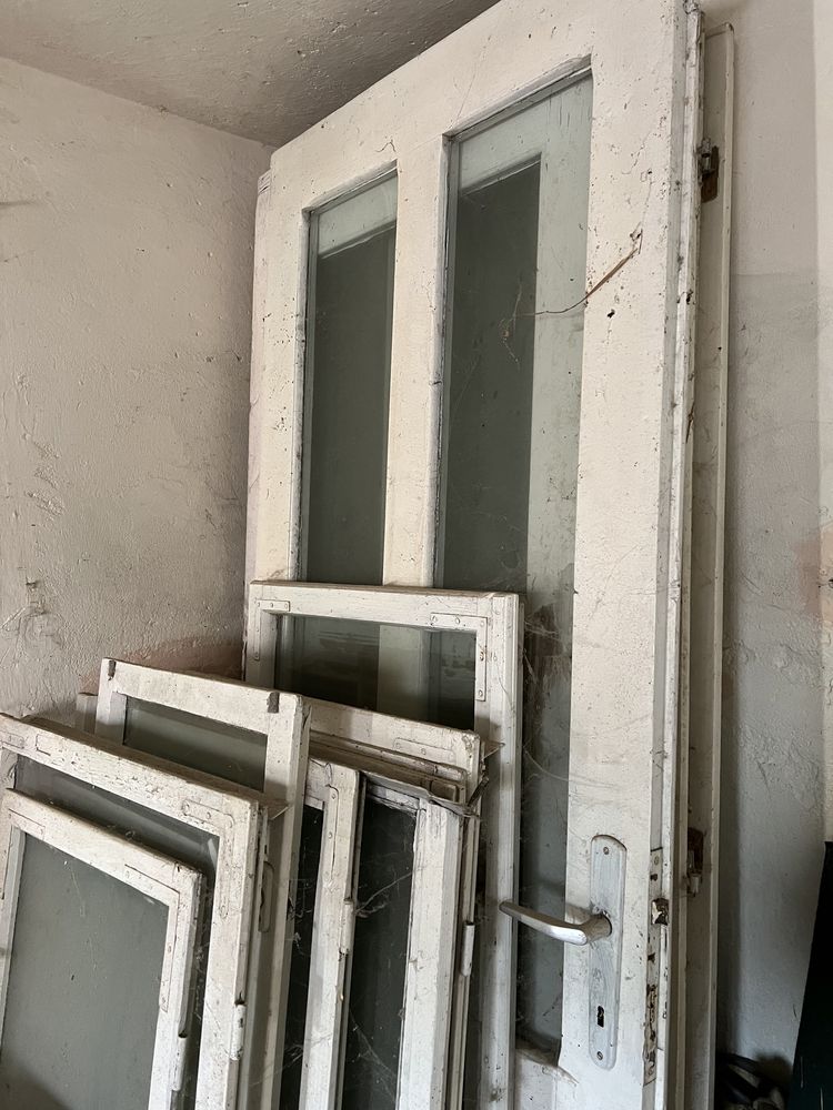Kwatery okienne i drzwi bez futryn z demontażu