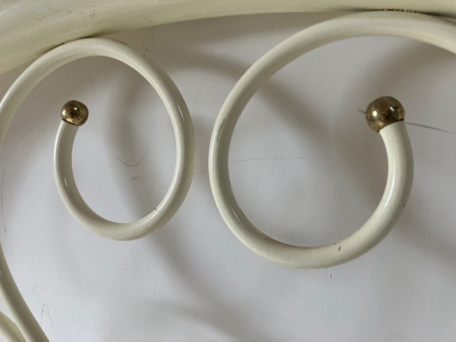 Cama vintage linda em ferro cor creme