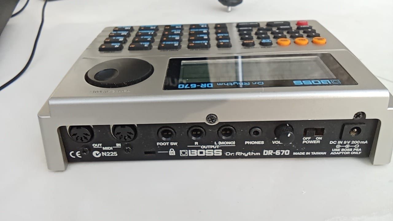 Caixa de Ritmos BOSS DR-670