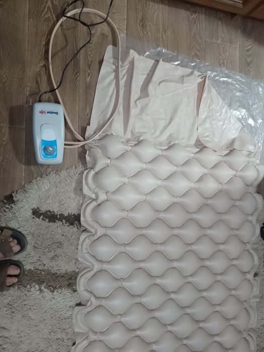 Протипролежневий комірчастий матрац з компресором.