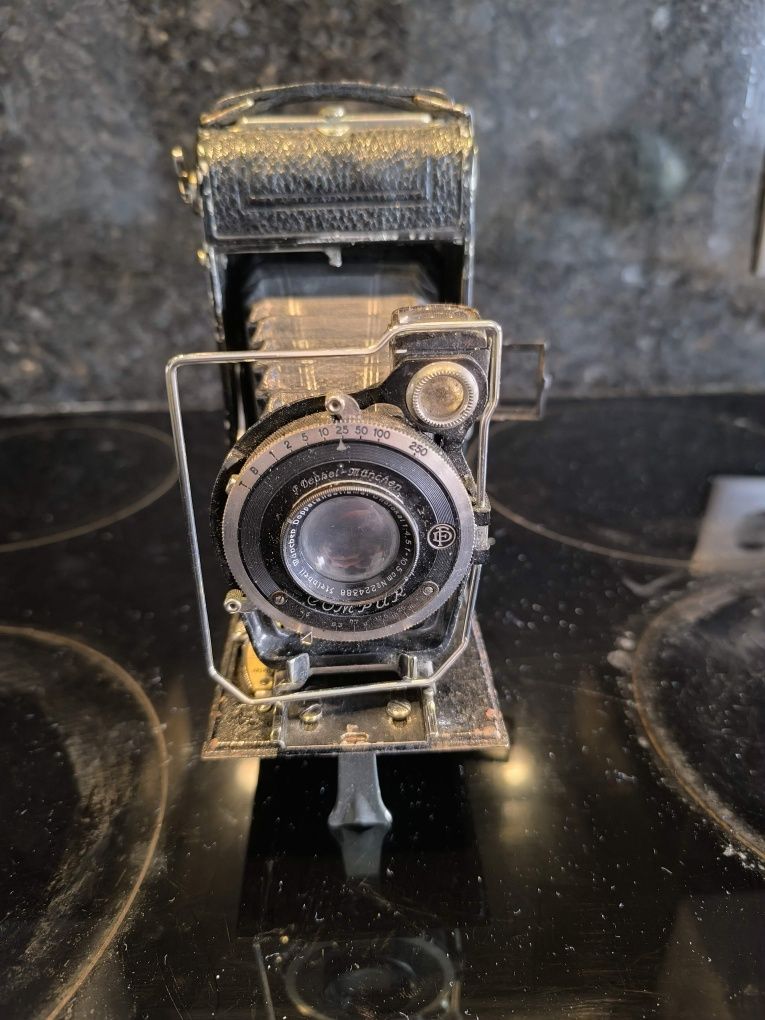 Máquina fotográfica antiga de fole