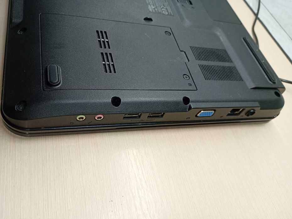 eMachines G725 17.3" LCD  Intel Pentium Dual Core T4200/4GB/250GB HDD