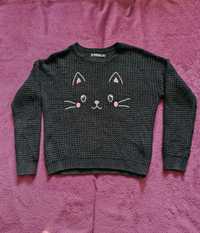 Продам свитер с изображением мордочки котика.