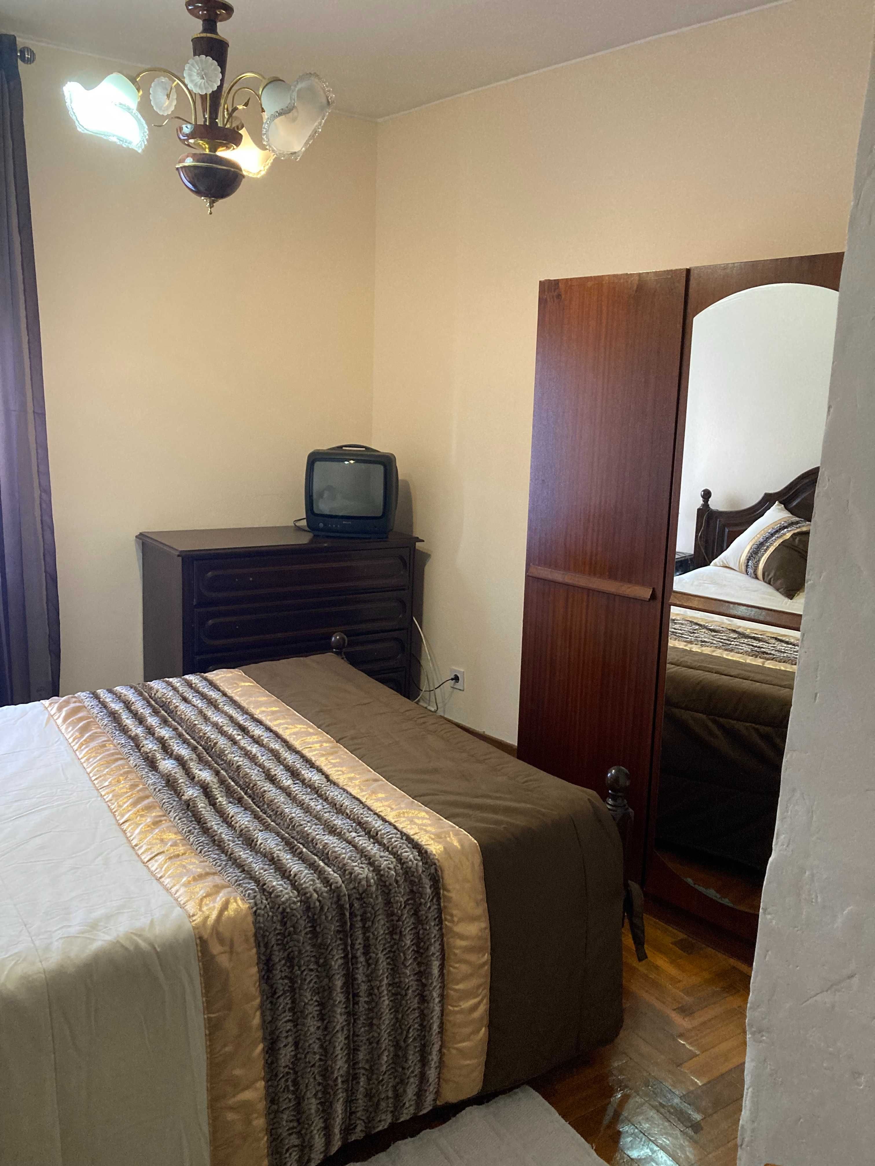 Quarto a menina estudante ou trabalhadora