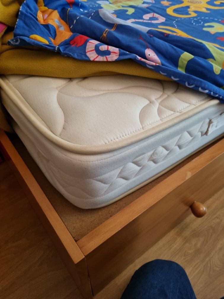 Cama solteiro com gavetas colchão Ikea