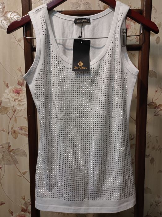 Біла майка в каменях.