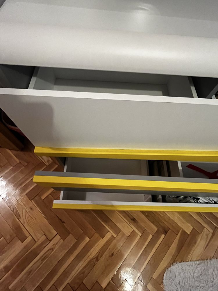 Szafka z trzema poziomami