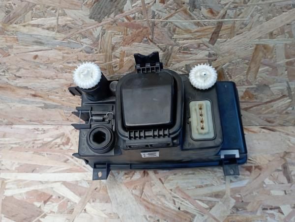 Ótica / farol esquerda VOLKSWAGEN Polo Classic (6V2)