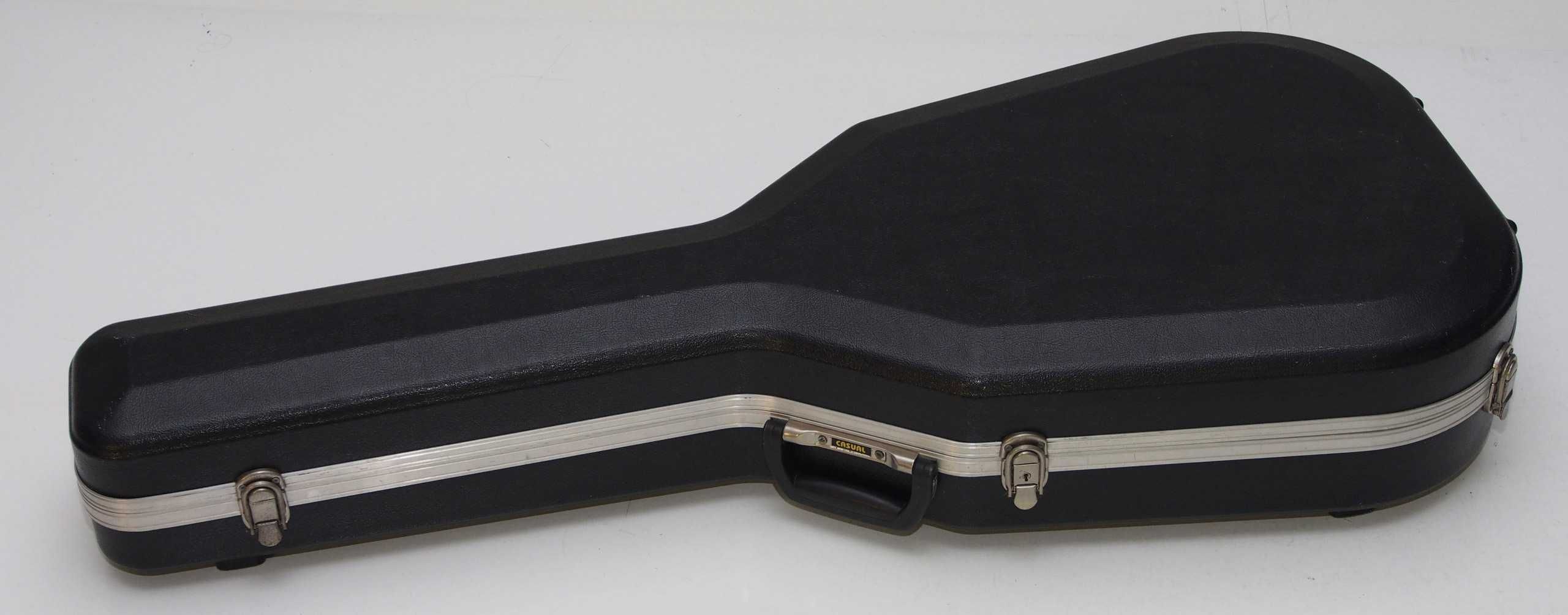 20 Cases e 8 gigbags para guitarras e Baixos e vários tripés/ suportes