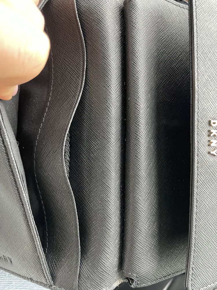 Piękny portfel damski czarny DKNY skora saffiano