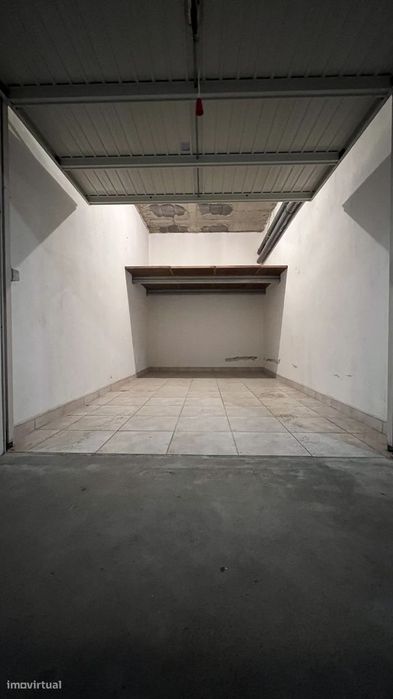 Garagem Fechada com Electricidade