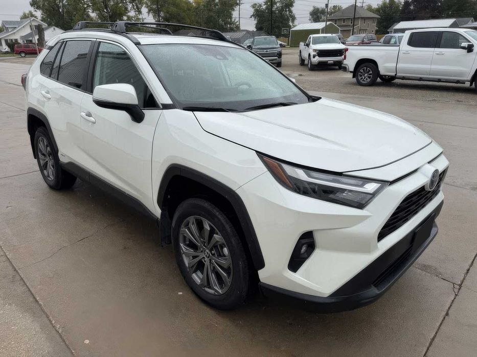 Toyota RAV4 Hybrid XLE Premium      2022