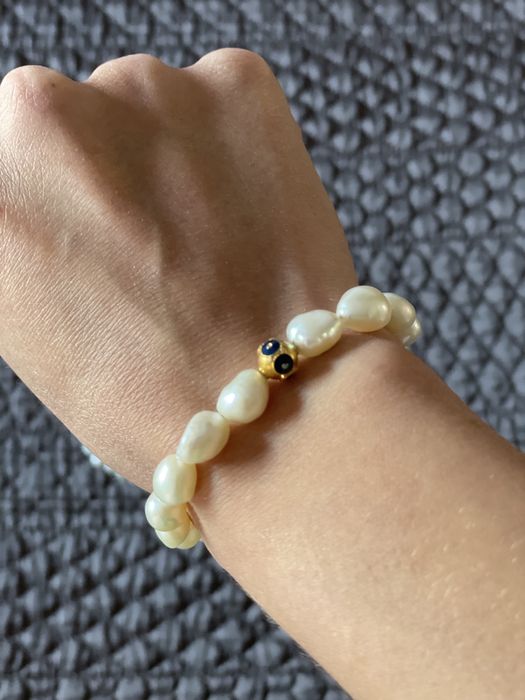 Pulseira de pérolas com conta em ouro