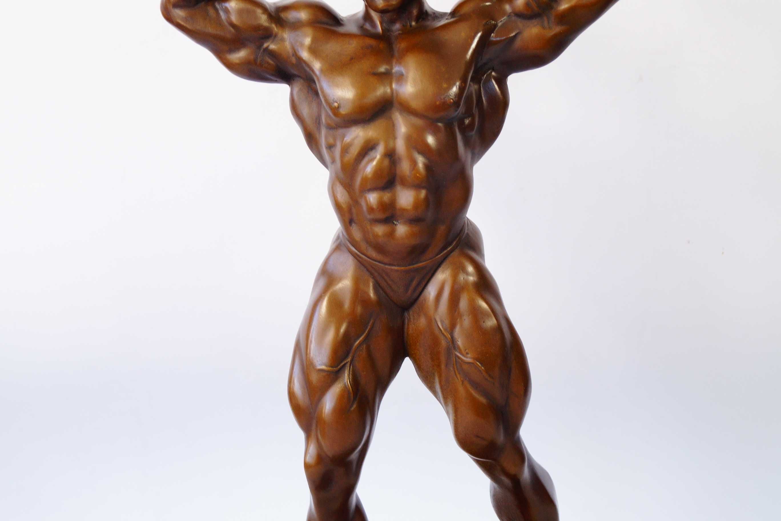 Kulturysta figura z brązu rzeźba statuetka