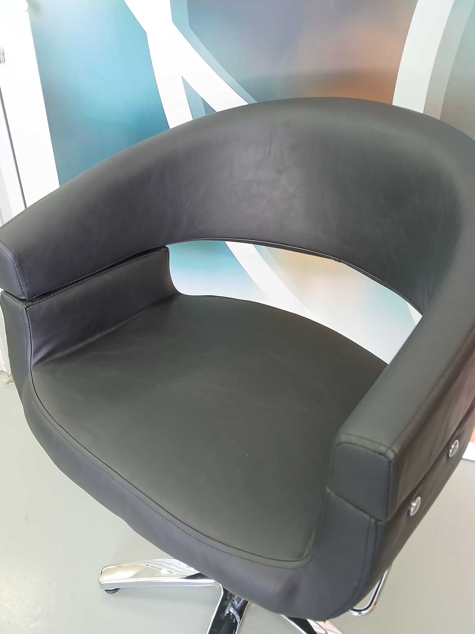 Cadeira Hidráulica Nova e Profissional em Aço Inox