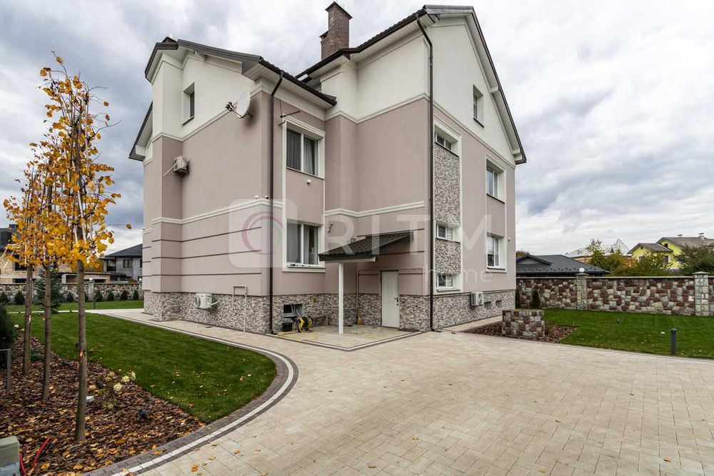 3-х поверховий будинок з ремонтом та власним подвір’ям в с. Крихівці