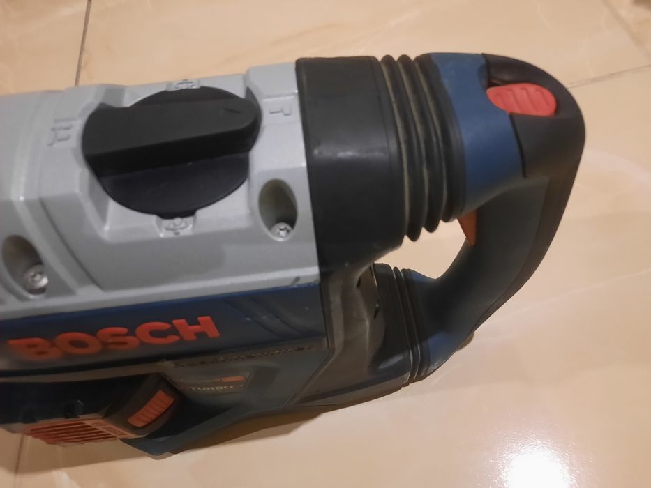 Перфоратор укумуляторний BOSCH BITURBO 18v-45