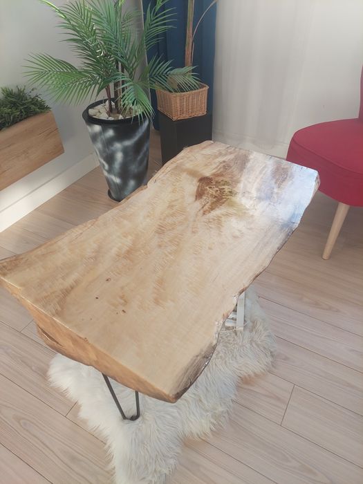 Niepowtarzalne stoliki drewniane, pokryte żywicą