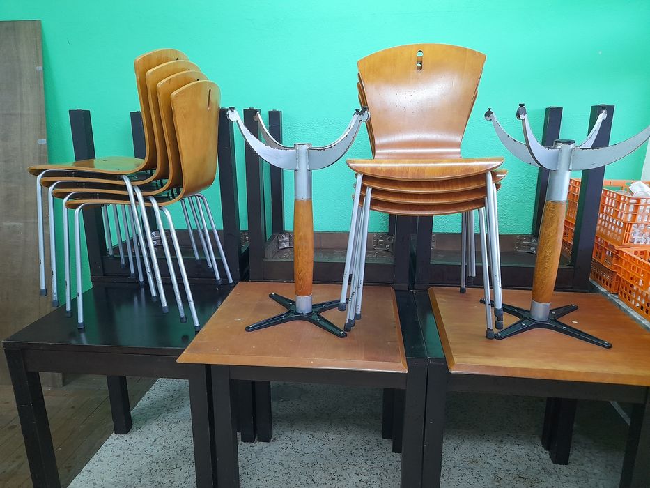 2 mesas e 8 cadeiras de café