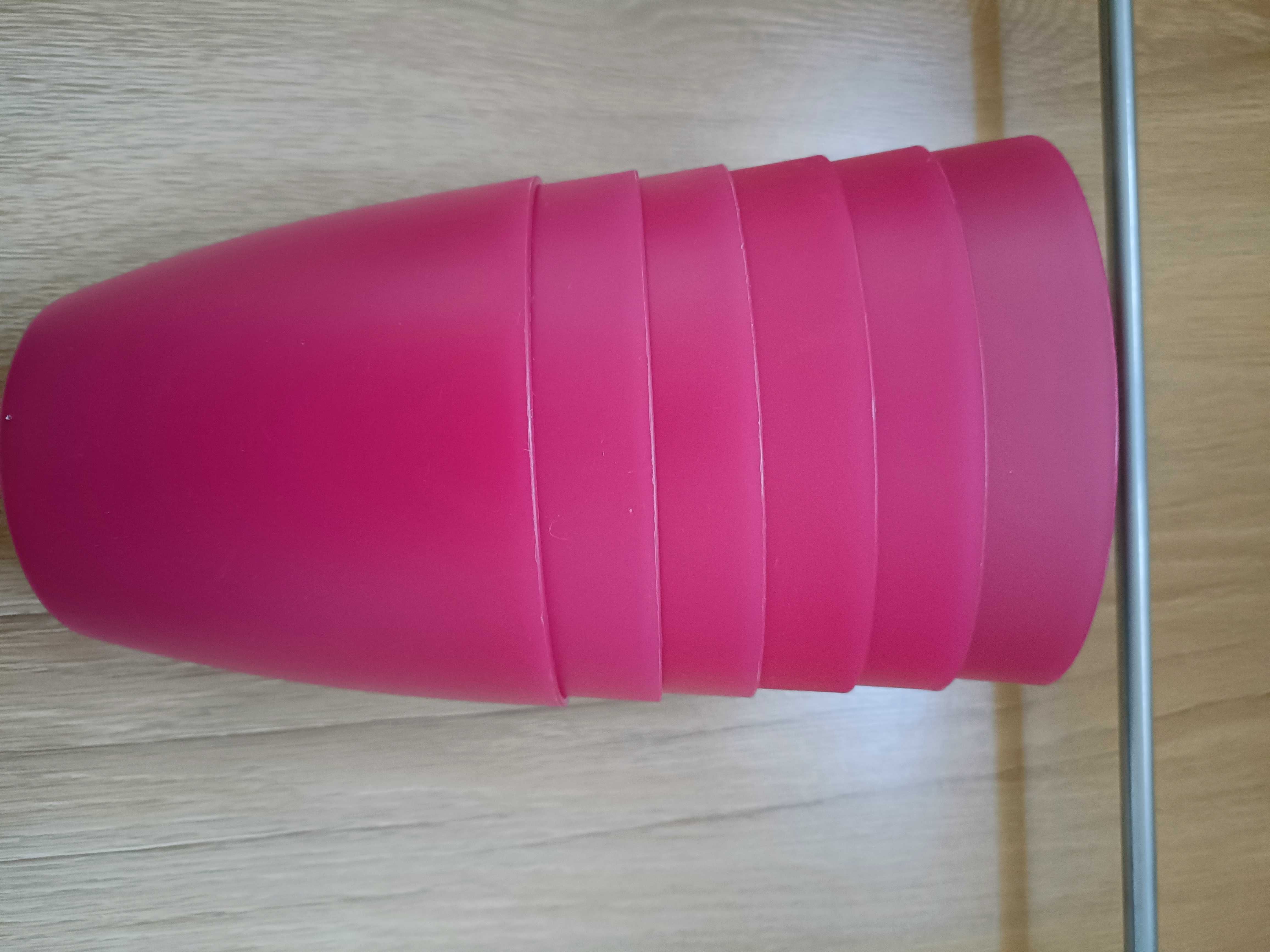 Reling Ikea z różowymi pojemnikami